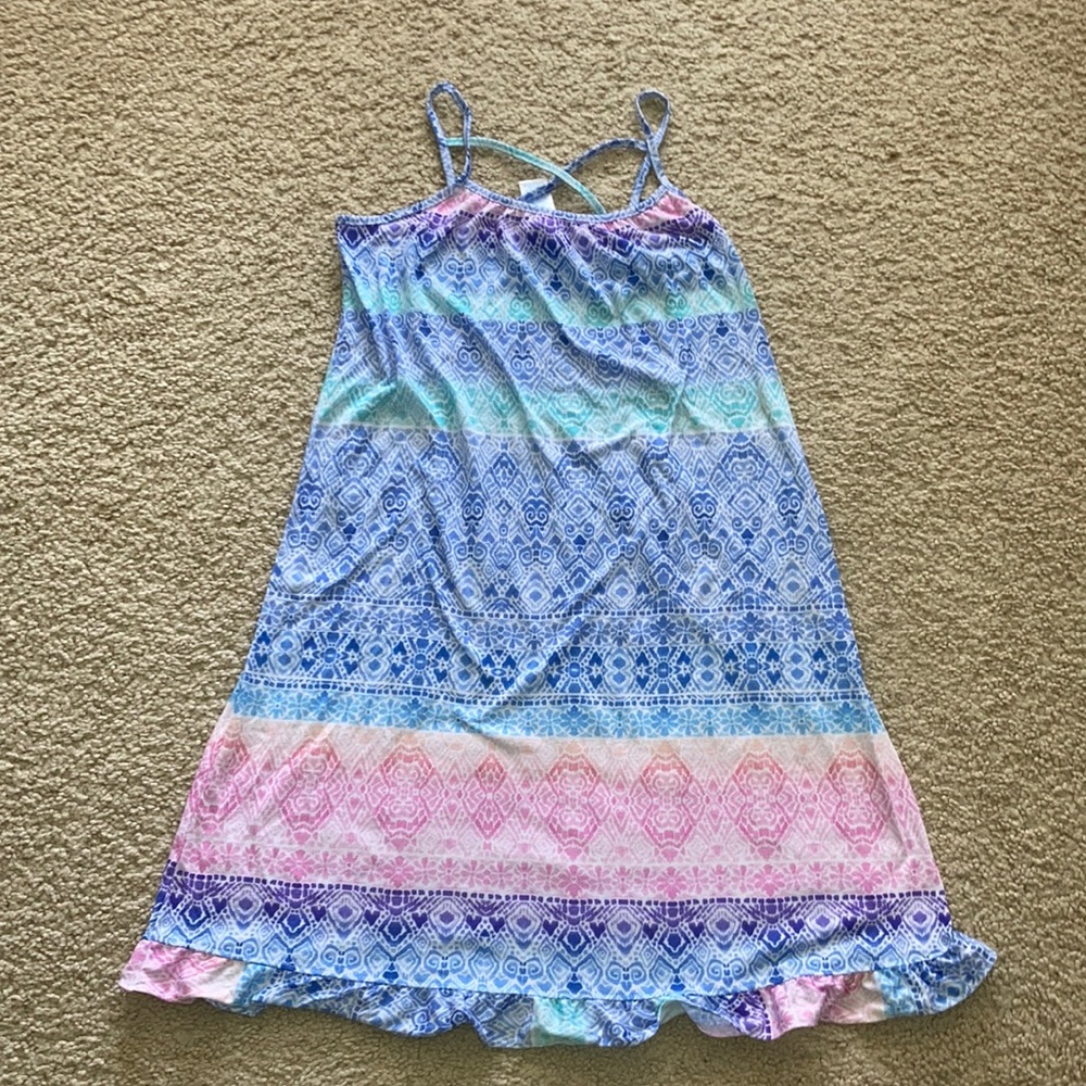 Cute sundress with cris cross straps in the back.
